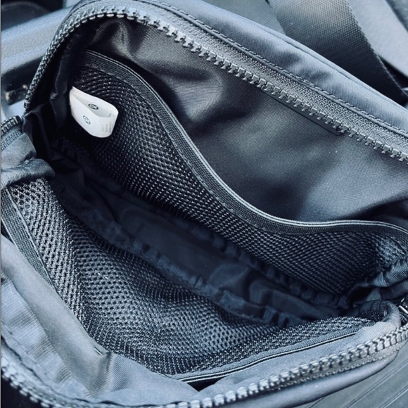 🆕 NWT Lululemon Everywhere Belt Bag 1L Black - Picture 7 of 9